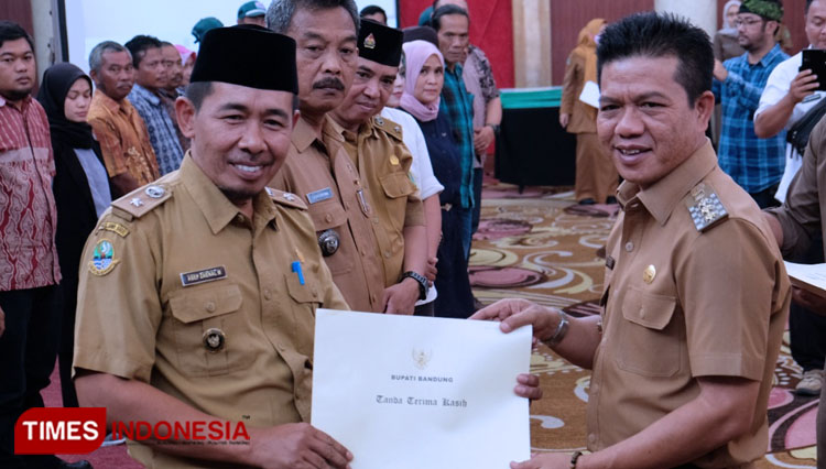 Bupati Bandung Dadang Supriatna saat sosialisasi Perda Pengelolaan Sampah di Sutan Raja Soreang, Selasa (13/12/2022). (Foto: Iwa/TIMES Indonesia)