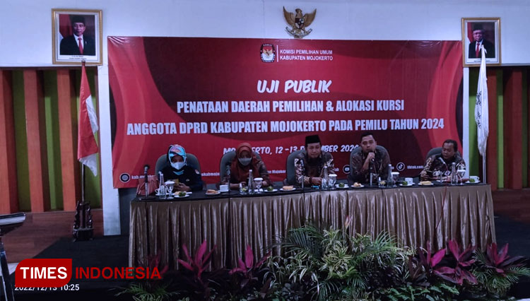 Jajaran komisioner KPU Kabupaten Mojokerto dalam Forum uji publik pendapilan yang digelar oleh KPU Kabupaten Mojokerto di Grand Whiz, Trawas, Kabupaten Mojokerto, Selasa (13/12/2022) (FOTO: Thaoqid Nur/TIMES Indonesia)