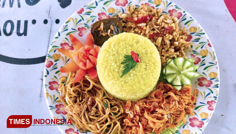 A portion of yellow rice perfect for breakfast in the morning. (Photo: Ahmad Sahroni/TIMES Indonesia)