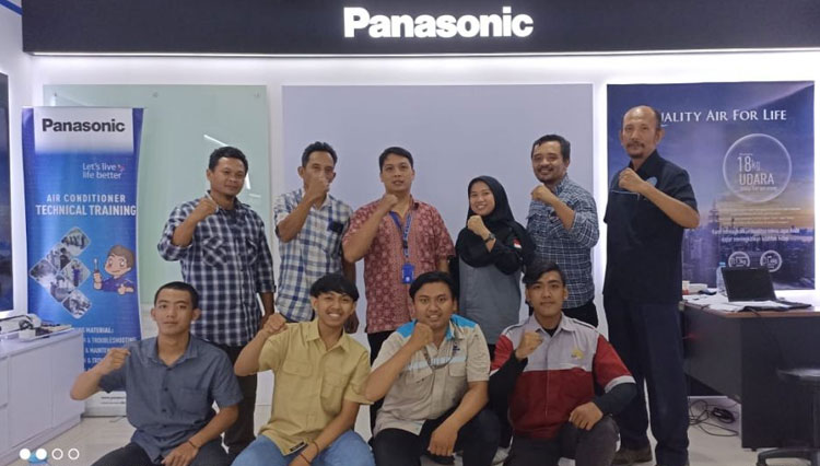 Foto peserta diklat bersama dengan Bapak Suprianto selaku Kepala Servis Center Surabaya  dari Panasonic. (FOTO: AJP TIMES Indonesia)