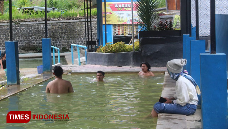 Merelaksasi tubuh dengan mandi air panas alami di Blawan Bondowoso. (FOTO: Moh Bahri/TIMES Indonesia)