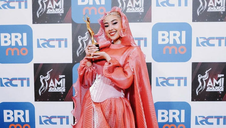 Mahasiswa FSRD ITB Bandung, Jinan Laetitia berhasil meraih penghargaan AMI Awards 2022, kategori Artis Solo Pria/Wanita R&B Kontemporer Terbaik. (Foto: Instagram/jinanlaetitia)