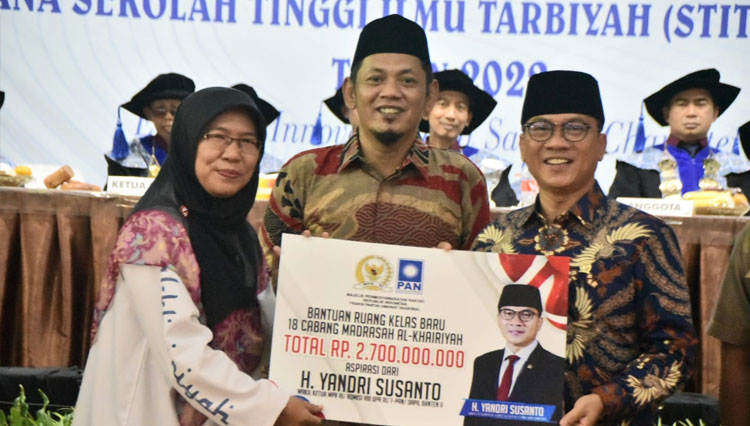 Yandri Susanto menyerahkan bantuan Rp 2,7 miliar untuk pembangunan madrasah Al Khairiyah. Bantuan diterima Ketua Umum PB Al Khairiyah H. Ali Mujahidin. (Foto: dok MPR RI)