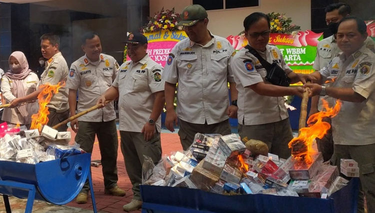 Kantor Bea Cukai Yogyakarta memusnahkan ribuan barang ilegal seperti rokok hingga sex toys. (FOTO: Bea Cukai Yogyakarta)