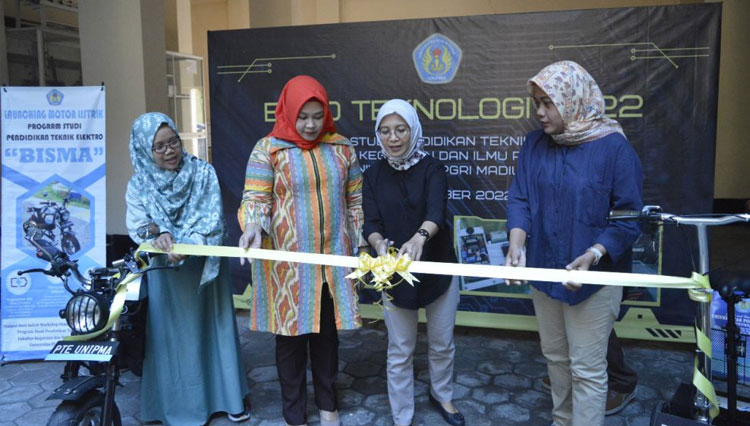 Pemotongan pita simbolis launching kegiatan expo teknologi 2022 oleh Wakil Dekan I didampingin Wakil Dekan II FKIP dan Kaprodi serta Sekprodi Prodi PTE UNIPMA.  (Foto: Humas UNIPMA for Times Indonesia)