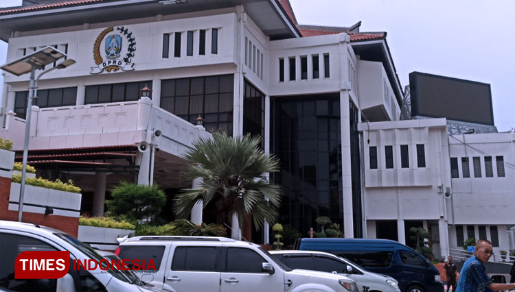 Gedung-DPRD-Jatim.jpg
