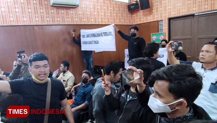 Korban-penipuan-trading-ilegal-dengan-terdakwa-Doni-Salmanan-2.jpg
