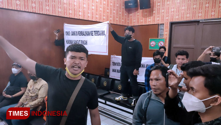Korban penipuan trading ilegal dengan terdakwa Doni Salmanan, mengamuk di ruang sidang usai vonis dibacakan Majelis Hakim Pengadilan Negeri Bale Bandung, Kec Baleendah, Kabupaten Bandung, Kamis (15/12/2022). (FOTO: Iwa/TIMES Indonesia)
