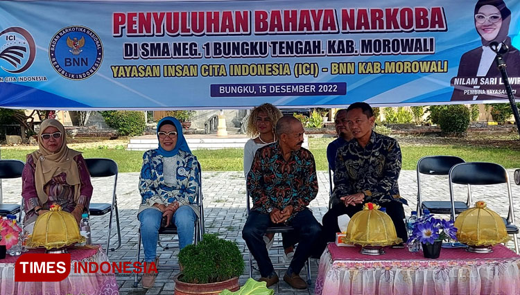 Pembina Yayasan Insan Cita Indonesia (ICI) Nilam Sari Lawira saat memberikan penyuluhan bahaya narkoba di SMA Negeri 1 Bungku Tengah, Kamis (15/12/2022). (Foto : Sarifah Latowa/TIMES Indonesia)