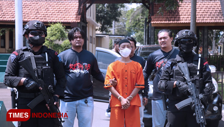 Aparat kepolisian Menjaga ketat proses rekonstruksi pembunuhan driver ojek online di Bondowoso (FOTO: Moh Bahri/TIMES Indonesia)
