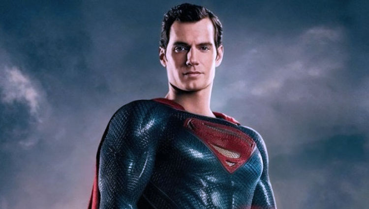 Henry Cavill dengan kostum Superman.
