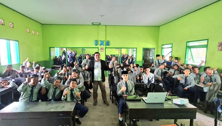 Founder RSU Wajak Husada drh. Puguh Wiji Pamungkas, MM saat berfoto bersama siswa seusai memberi motivasi. (FOTO: AJP TIMES Indonesia)