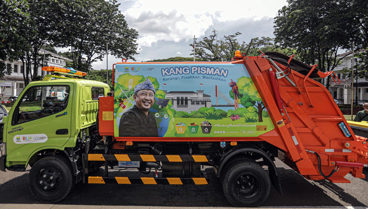 DLH Kota Bandung Tambah 12 Unit Truk Compactor Pengangkut Sampah