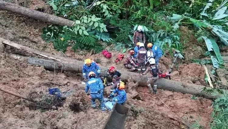Personel SAR melakukan operasi pencarian dan penyelamatan di lokasi longsor di Batang Kali, Selangor, pada 16 Desember 2022. (FOTO:The Strait Times/@APMtwiter/Twitter)
