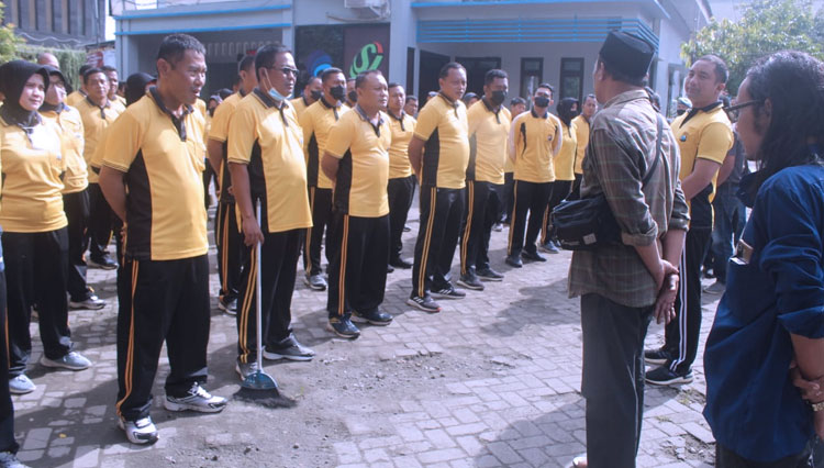 Ratusan Polisi dari Polres Jombang melakukan apel sebelum kerja bakti di lingkungan graha media PWI Jombang yang terletak di Jl. Wahid Hasyim, Jum'at (16/12/2022). (FOTO: PWI Jombang)