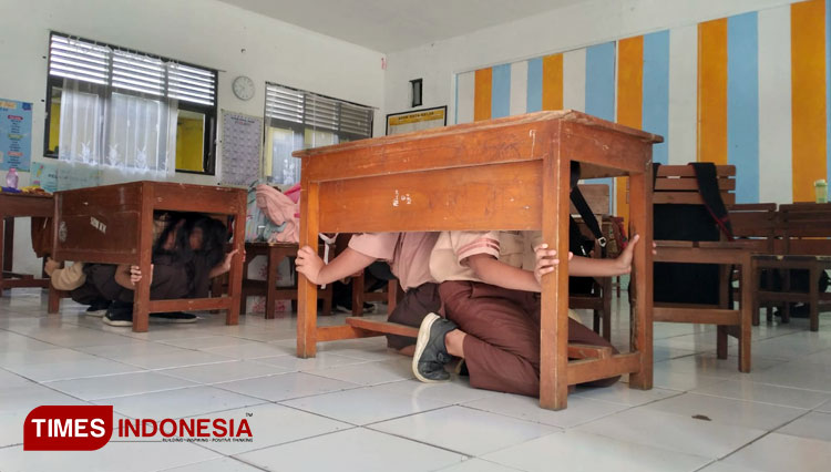 Pelajar SDN 1 Banjar Belajar Cara Menyelamatkan Diri saat Gempa Bumi