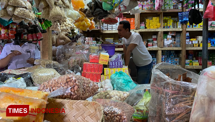 Pedagang pasar tradisional yang tengah melayani pedagang. (Foto: Abdul Jalil/TIMES Indonesia)