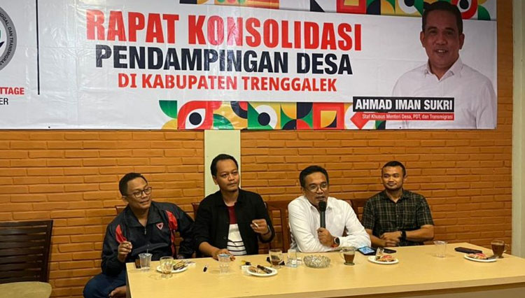 Staf Khusus Menteri Desa PDTT Ahmad Iman Sukri dalam Rapat Koordinasi Pendampingan Desa di Kabupaten Trenggalek. (FOTO: ist) 