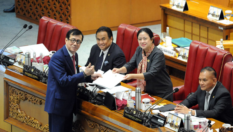 DPR RI menyerahkan naskah Undang-Undang kepada Menkumham. (FOTO: dok DPR RI)
