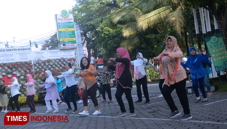 Seru! RSIA Mawar Gelar Senam Bareng Ibu-ibu PKK dengan Busana Kebaya Modern