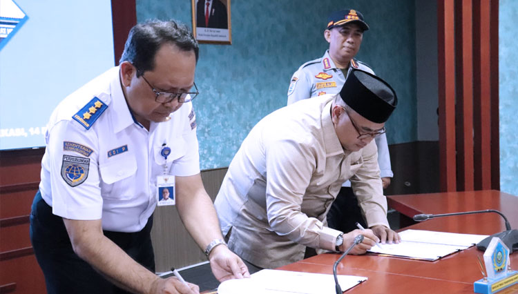 Wabup Probolinggo, Timbul Prihanjoko bersama Direktur PTDI-STTD Ahmad Yani, saat menandatangi surat kerjasama. (Foto: Kominfo for TIMES Indonesia)
