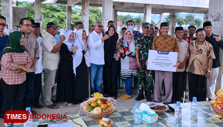 Agun Gunandjar Gunarsa bersama BI menyerahkan bantuan Rp500 Juta untuk pembangunan Masjid Agung Banjarsari. (Foto: Susi/TIMES Indonesia) 