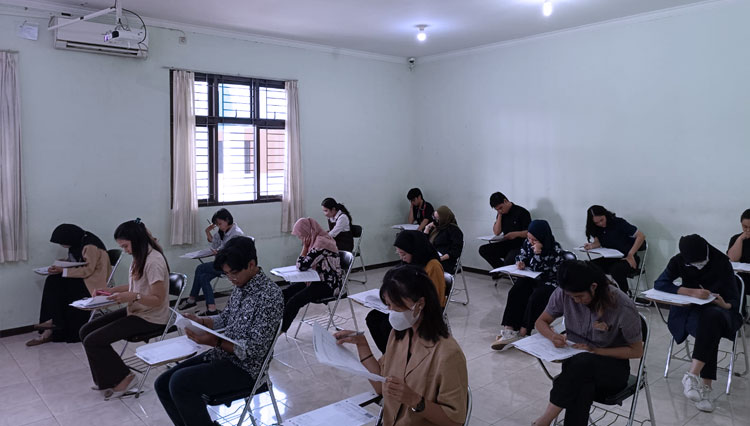 Mahasiswa Departemen Bahasa Jerman ketika mengerjakan ujian B1 (Foto: Muhammad Iqbal/ Departemen Bahasa Jerman UM)