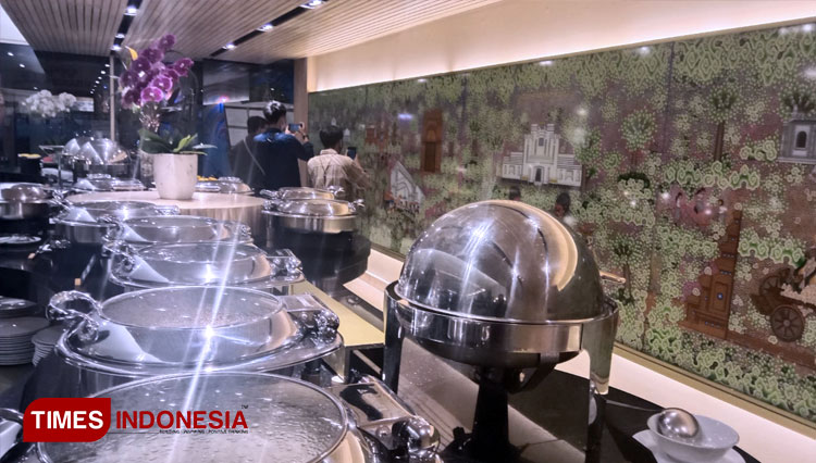Resto Wijaya Kusuma Hadirkan Lukisan Mega Mendung