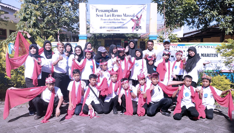 Aksi siswa siswi SD ANA Maritim Pondok Maritim Indah Surabaya meramaikan festival Tari Remo Massal .FOTO: (Dok.Humas SD ANA Maritim) 