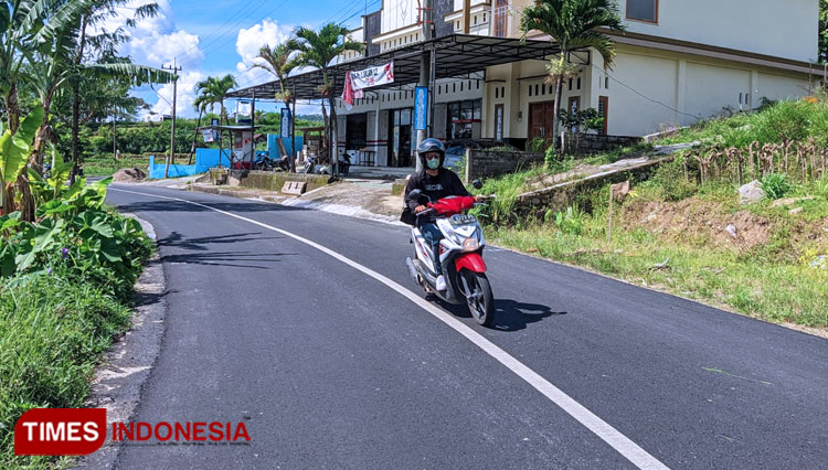 Jalan di Desa Sumber Agung yang telah diaspal Hotmix. (Foto: Aditya Candra/TIMES Indonesia)