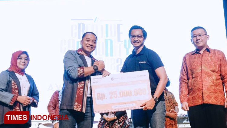 Wali Kota Surabaya Eri Cahyadi memberikan ucapan selamat kepada pemenang Surabaya Start Up Fest 1.0 yang diselenggarakan bersama Creative Community Day 2022 di Balai Pemuda Surabaya, Senin (19/11/2022).(Foto: Lely Yuana/TIMES Indonesia)