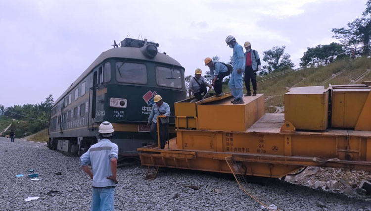 Kereta-Lokomotif-Proyek-KCIC-Terguling-3.jpg