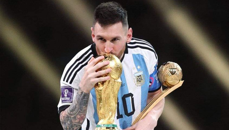 Lionel Messi saat mencium tropy Piala Dunia 2022 Qatar setelah membawa Argentina juara. (FOTO: Facebook Lionel Messi)