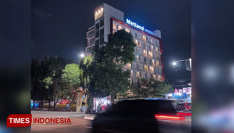Penampakan Metland Hotel Cirebon pada malam hari. (FOTO: Muslimin/TIMES Indonesia) 