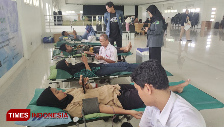 Mahasiswa dari berbagai program studi (prodi) mengikuti donor darah yang menjadi salah satu rangkaian Fastan PKPT IPNU IPPNU Unisla, Senin, (19/12/2022). (Foto : Moch. Nuril Huda/TIMES Indonesia)