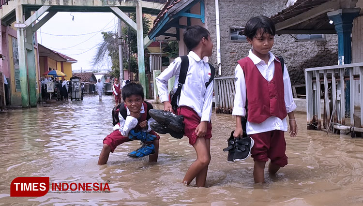Suasana banjir rob di pemukiman warga Desa Eretan Kecamatan Kandanghaur Indramayu. (Foto: Selamet Hidayat/TIMES Indonesia)