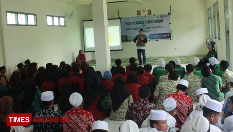 Sosialisasi kesehatan bersama Dosen dan Mahasiswa Fakultas Kedokteran Unisma Malang di MA Himayatul Islam Kab. Gresik. (FOTO: AJP TIMES Indonesia)