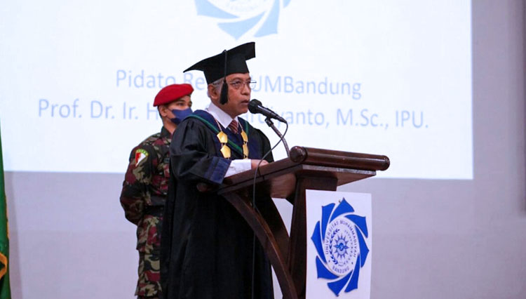 UM Bandung Gelar Wisuda ke-3, Rektor Ajak Lulusan untuk Beradaptasi dan Optimis