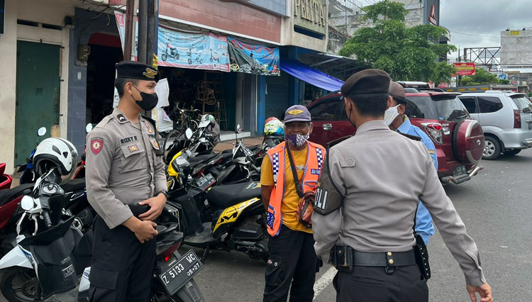 Personel Satuan Samapta Polres Banjar sedang melakukan patroli dialogis di jalan Letjen Suwarto. (Foto: Humas Polres Banjar) 