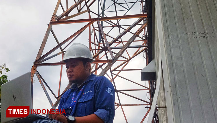 Teknisi jaringan XL Axiata meningkatkan kualitas jaringan di salah satu BTS masuk Desa Mantingan, Kabupaten Ngawi. (FOTO: Miftakul/TIMES Indonesia)