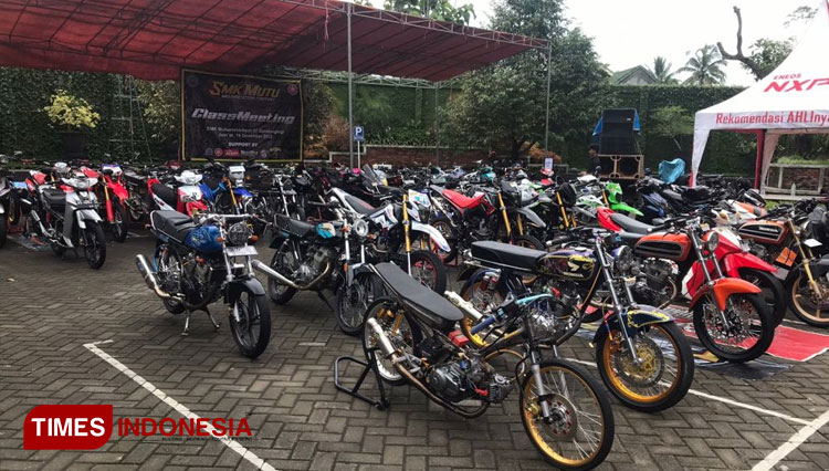 Ratusan sepeda motor modifikasi dipamerkan di depan gedung Titanium Building SMK Muhammadiyah 7 Gondanglegi. (FOTO: AJP TIMES Indonesia)