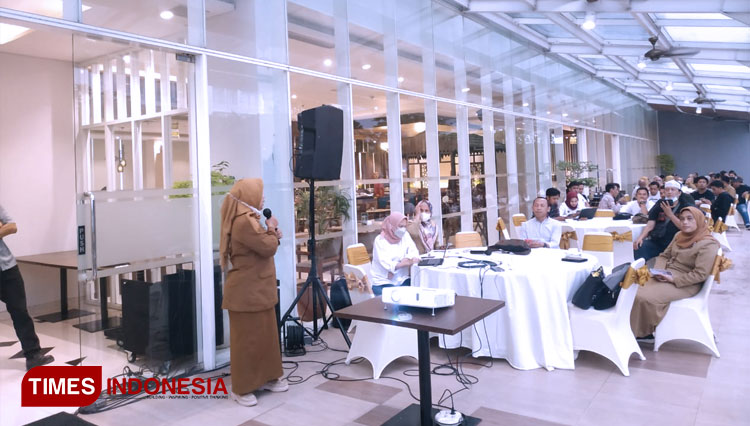 Kepala DCKPKP Gresik saat memberikan keterangan pers kepada media (Foto: Akmal/TIMES Indonesia)
