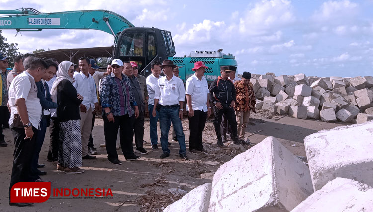 Anggota DPR RI Dedi Wahidi meninjau proyek pembangunan breakwater di pantai Indramayu. (FOTO: Nurhidayat/TIMES Indonesia)