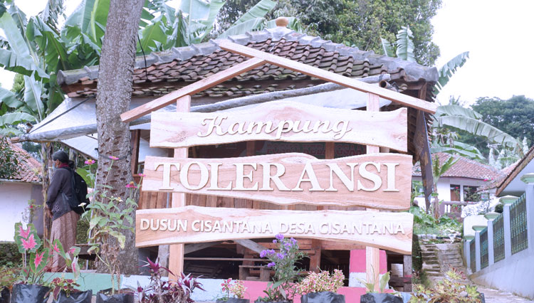 Toleransi umat beragama Indonesia tercermin indah di Desa Cisantana, kaki Gunung Ciremai, Jawa Barat. (Foto: Dok Desa Cisantana)