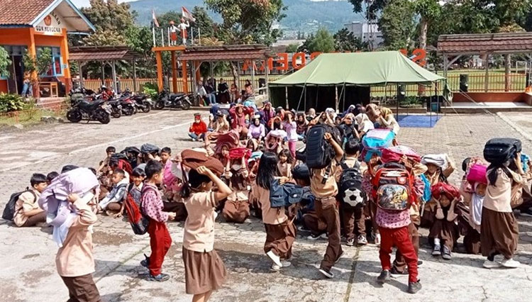 FITB ITB Bandung berkolaborasi denga RPBL menggelar edukasi penyelamatan gempa bumi Sesar Lembang di SDN Merdeka KBB. (Foto: Istimewa)