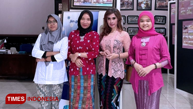 Indah R bersama rekan kerja di Dinas Perpustakaan dan Kearsipan Ponorogo memakai kebaya dalam rangka memperingati hari ibu. (FOTO: Indah/TIMES Indonesia)