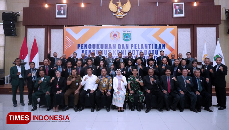 Sentot dilantik menjadi Ketua Umum KONI Kota Batu oleh Ketua Umum KONI Jatim, M Nabil di Balai Kota Among Tani. (FOTO: Muhammad Dhani Rahman/TIMES Indonesia)