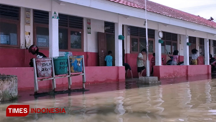 Kelas Banjir, Ratusan Siswa SDN 1 Cangkring Tetap Semangat Ujian 