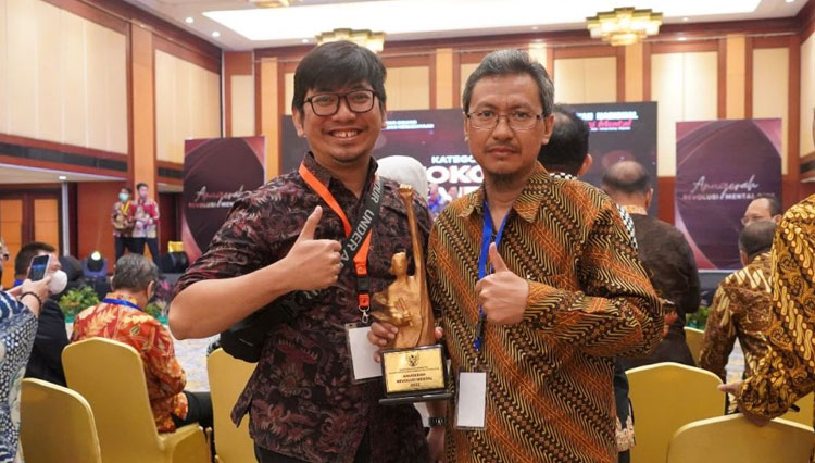 Prof. Suyono (Wakil Rektor Bidang Akademik UNJ) bersama Dr. Hanhan Dianhar selaku staf pengembang Wakil Rektor Bidang Akademik UNJ saat menerima ARM 2022. (FOTO: AJP TIMES Indonesia)