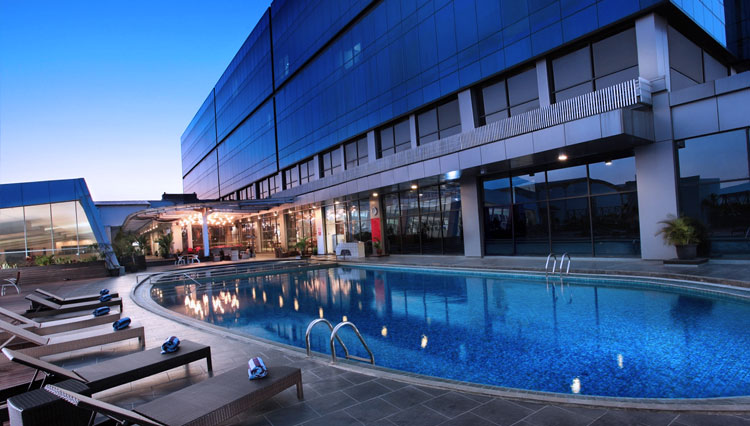 Penampakan kolam renang yang berada di Swiss-Bel Hotel Cirebon yang akan digunakan sebagai lokasi pesta malam tahun baru. (Foto: Dok. Swiss-Bel Hotel Cirebon) 